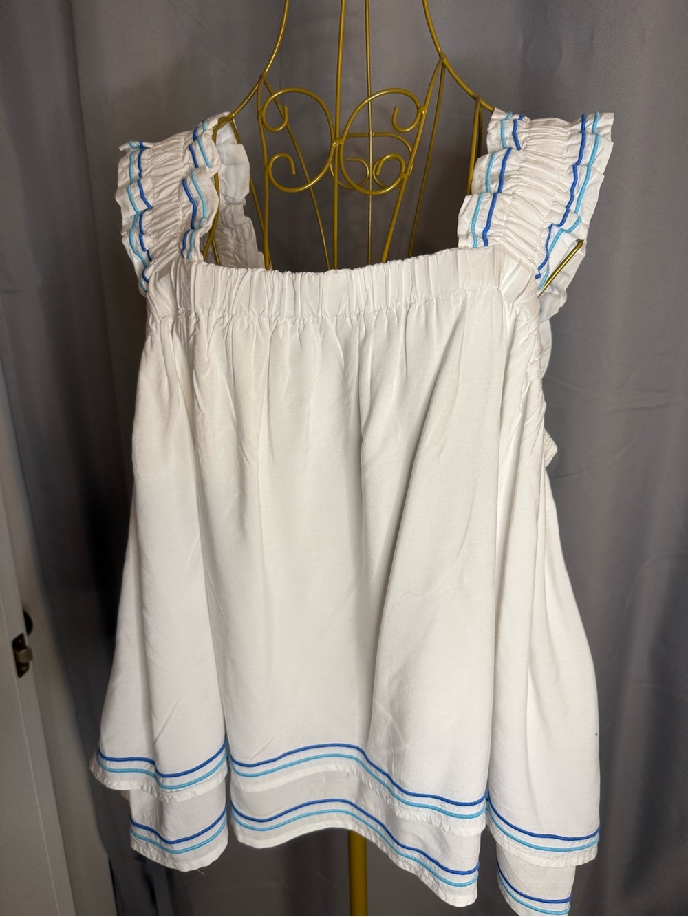 crown & ivy White Tank Top with Blue Trim and Ruffle Straps lined nwt large sk87